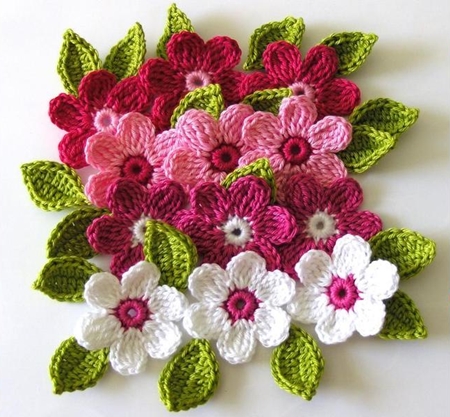 Flores de malha para decoração de mãos próprias