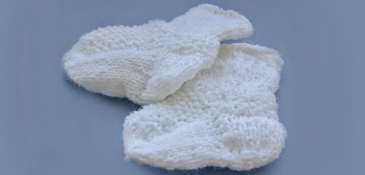 Meias de malha para uma menina ou um menino com um padrão. Tricô com agulhas para iniciantes
