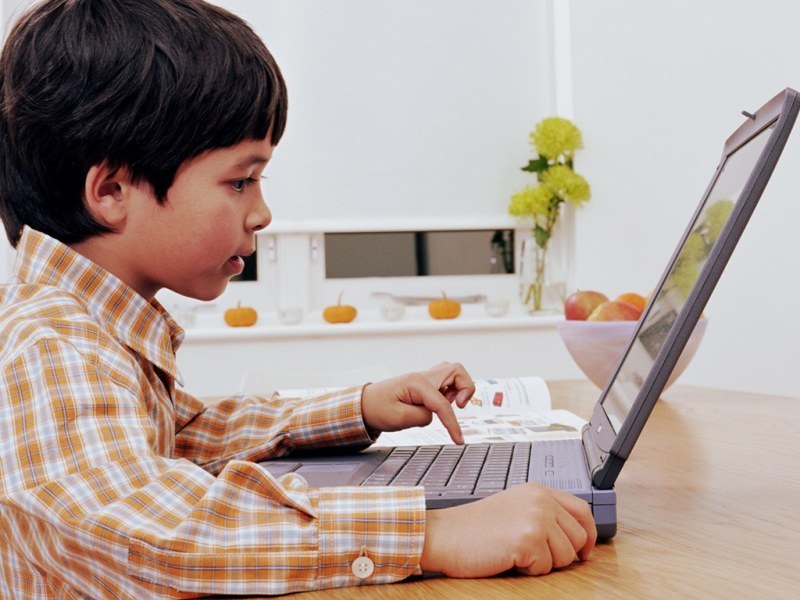 menino no computador
