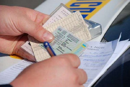 Como descobrir as multas da Inspecção Estatal de Segurança do Tráfego para a carteira de motorista em Samara