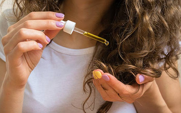 Para cabelos lisos e brilhantes: três produtos eficazes com óleos