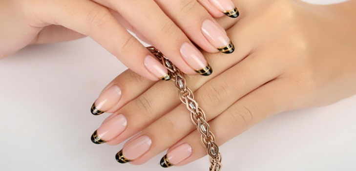 Com os estereótipos do escritório: três opções para uma manicure de negócios chato
