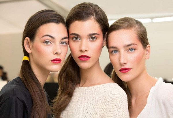 Maquiagem efetiva em 8 de março: Secrets of Chanel