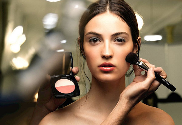Maquiagem efetiva em 8 de março: Secrets of Chanel