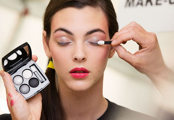 Maquiagem efetiva em 8 de março: Secrets of Chanel