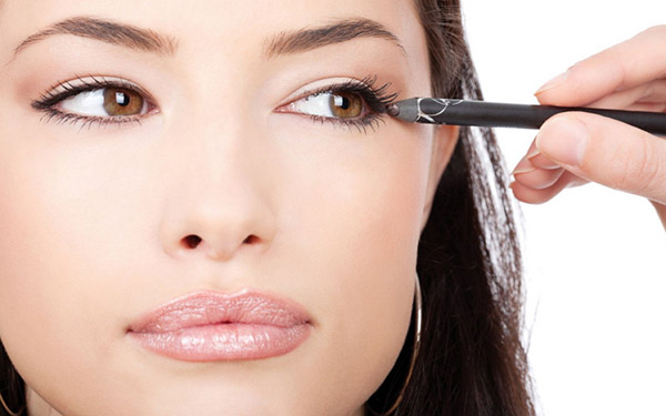 Maquiagem efetiva por dez minutos: maquiadora de dentes Chanel