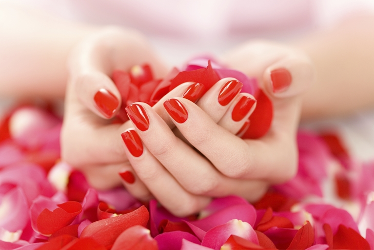 Como moldar as unhas em casa?