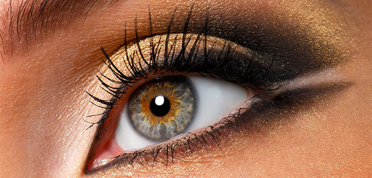 Mascara e uma coleção de produtos para maquiagem perfeita. Tendências de Maquiagem Outono-Inverno 2016
