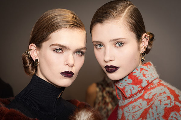 Mascara e uma coleção de produtos para maquiagem perfeita. Tendências de Maquiagem Outono-Inverno 2016