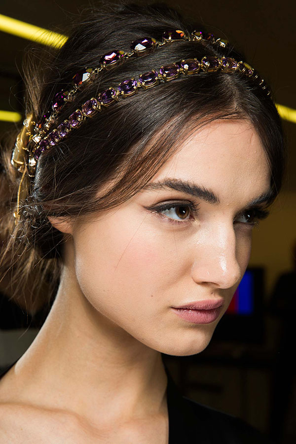 Mascara e uma coleção de produtos para maquiagem perfeita. Tendências de Maquiagem Outono-Inverno 2016