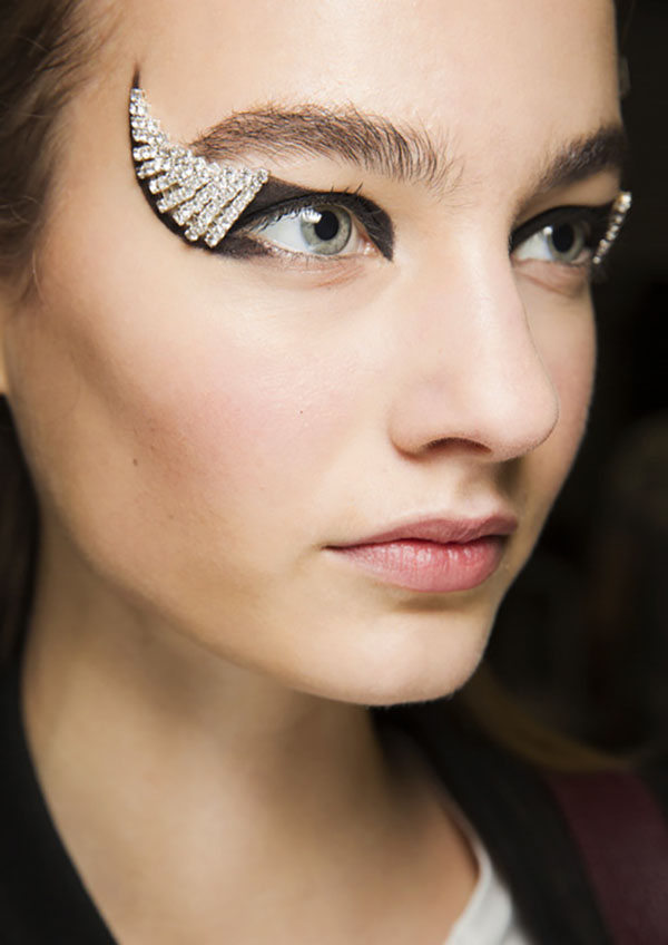 Mascara e uma coleção de produtos para maquiagem perfeita. Tendências de Maquiagem Outono-Inverno 2016