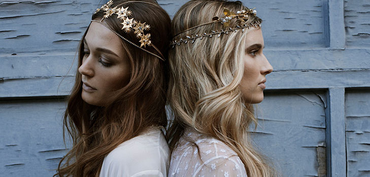 Tendência real-2017: nós carregamos ornamentos brilhantes no cabelo