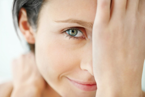 Creme para a pele ao redor dos olhos - um remédio que é necessário para qualquer cuidado