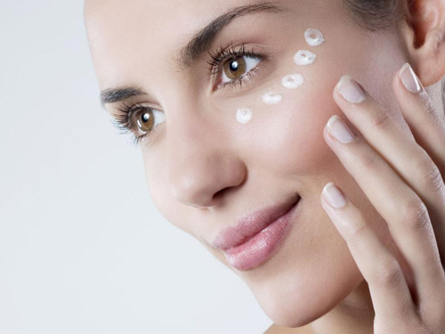 Creme para a pele ao redor dos olhos - um remédio que é necessário para qualquer cuidado