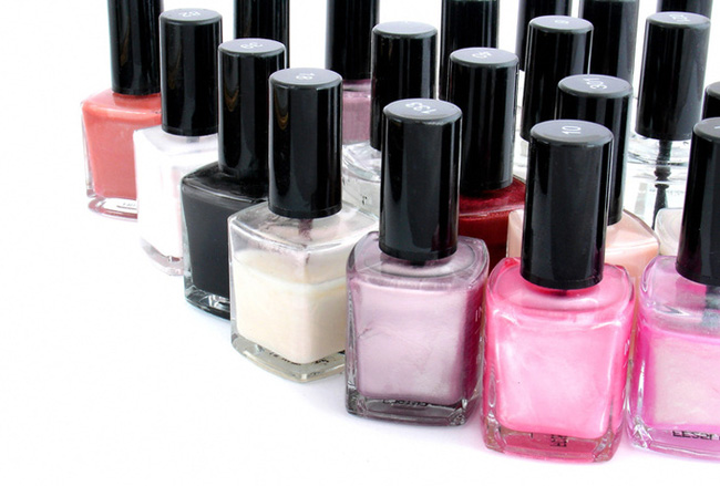 Manicure em casa. Escolha um esmalte de unhas Manicure em casa. Escolha um esmalte de unhas