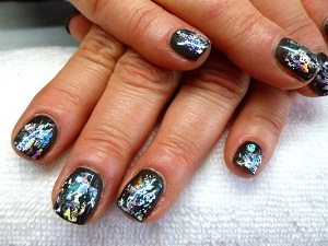 Manicure com papel alumínio