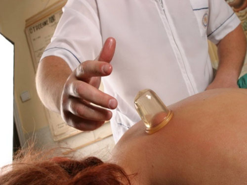 Massagem com latas de vácuo da celulite: se livrar da celulite