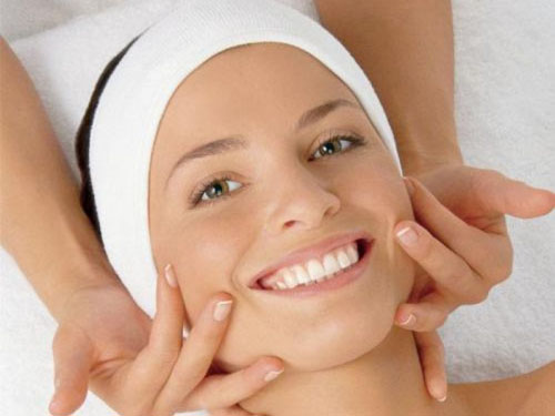 Massagem com latas de vácuo da celulite: se livrar da celulite