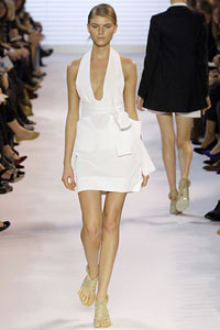 Um pequeno vestido branco Um pequeno vestido branco