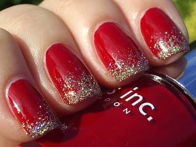 Manicure brilhante e sexy novamente na tendência