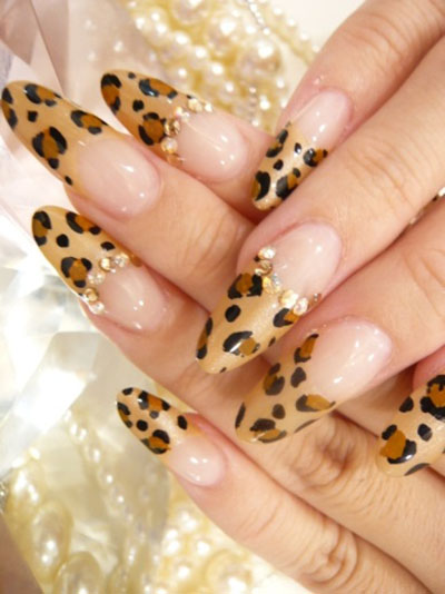 Na moda, tons de leopardo As unhas Leopard voltam e estão de volta à moda