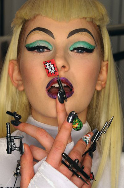 A manicura incomum continua a impressionar e continua a ser a tendência da nova temporada