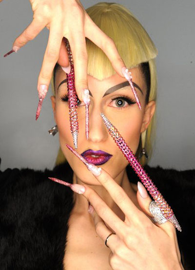 Manicure elegante nesta temporada choca o público