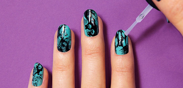 Manicure de mármore com gel-verniz