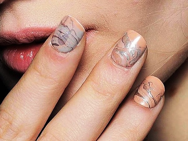 Manicure de mármore com gel-verniz