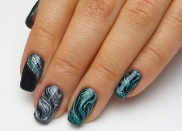 Manicure de mármore com gel-verniz