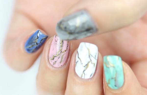 Manicure de mármore com gel-verniz