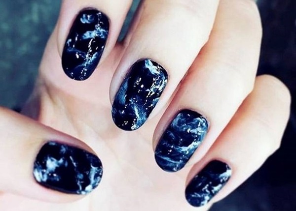 Manicure de mármore com gel-verniz