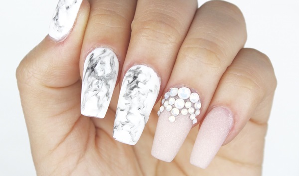 Manicure de mármore com gel-verniz