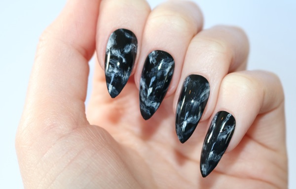 Manicure de mármore com gel-verniz