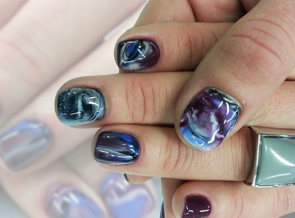 Manicure de mármore com gel-verniz