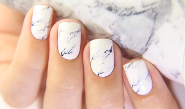 Manicure de mármore com gel-verniz