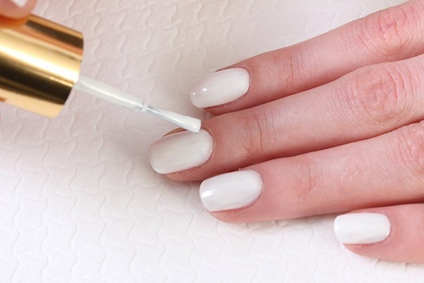 Manicure de mármore com gel-verniz