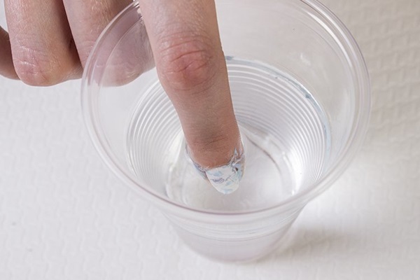 Manicure de mármore com gel-verniz