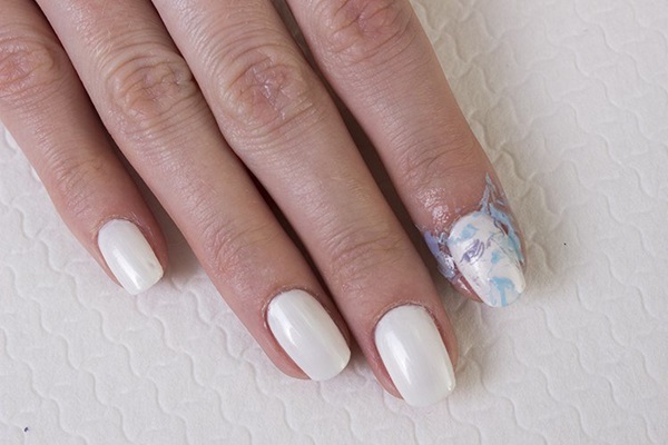Manicure de mármore com gel-verniz
