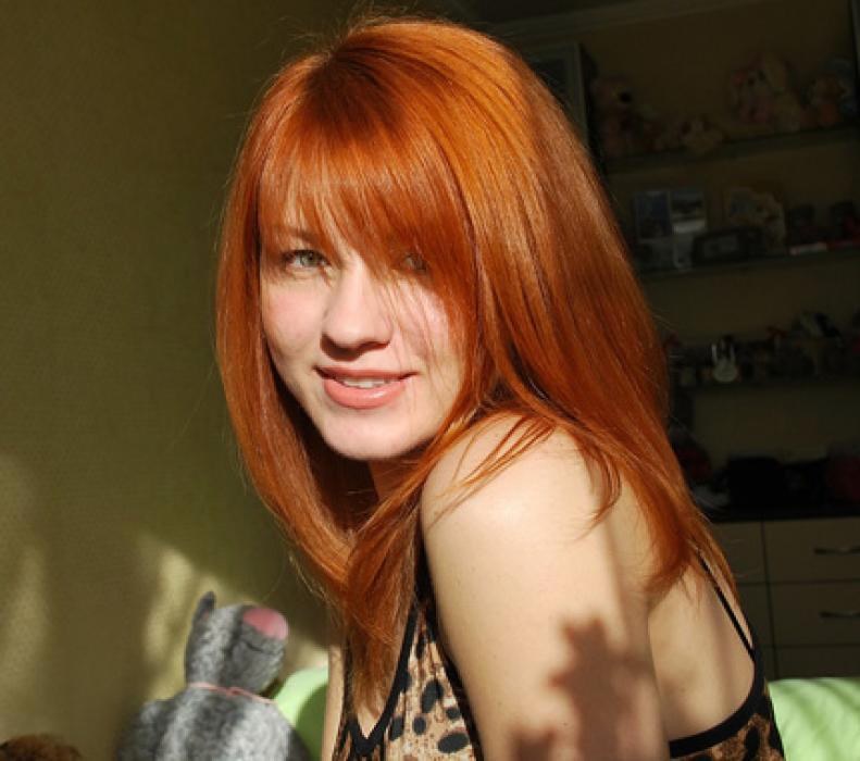 a garota está sorrindo