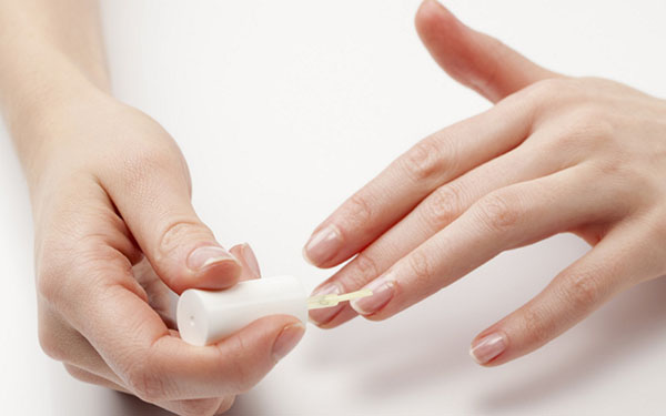 Cinco problemas frequentes nas unhas: causas e soluções