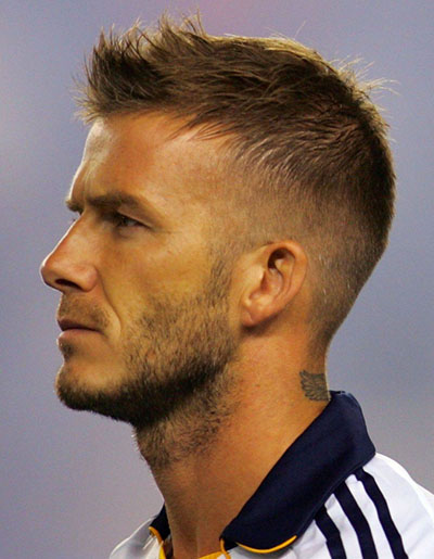 Um penteado popular entre os homens. Elegante e prático