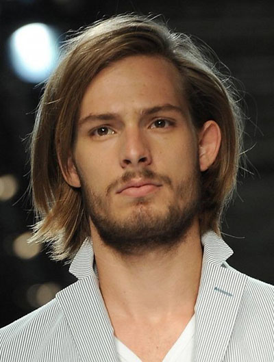 Excelente penteado para aqueles que gostam de mexer com os cabelos