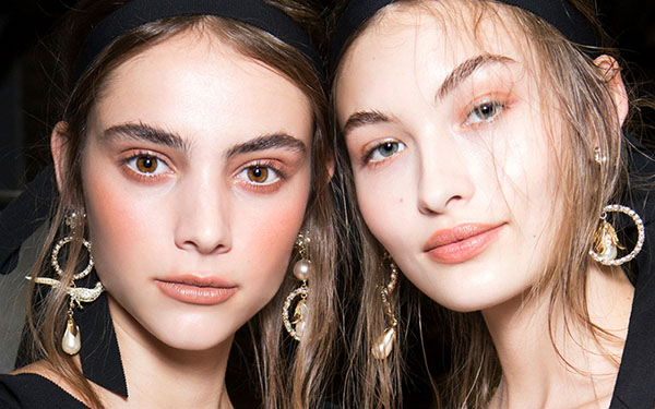 Maquiagem fresca de verão por J.W. Anderson por 10 minutos: uma classe master detalhada
