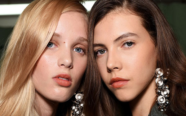 Maquiagem fresca de verão por J.W. Anderson por 10 minutos: uma classe master detalhada