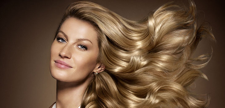 Estilo bonito em cabelo médio
