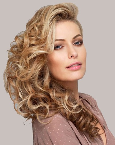 Estilo bonito em cabelo médio