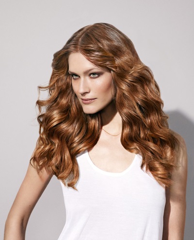 Estilo bonito em cabelo médio