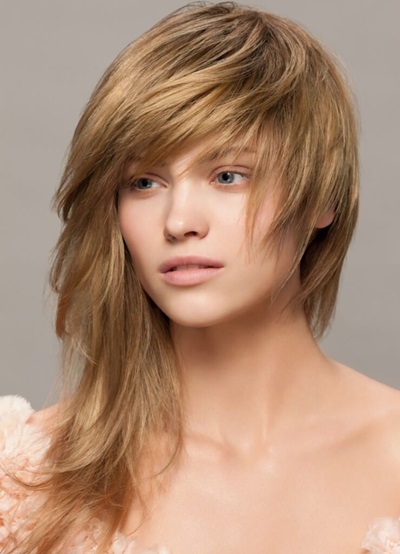 Estilo bonito em cabelo médio