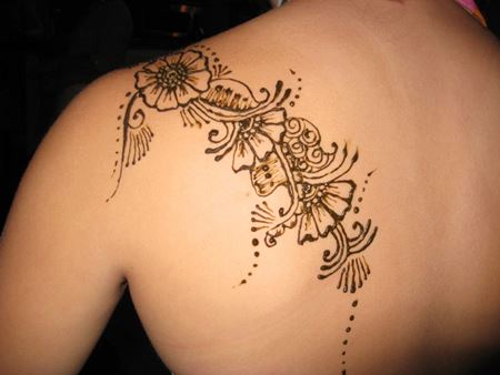 Tatuagem henna no salão